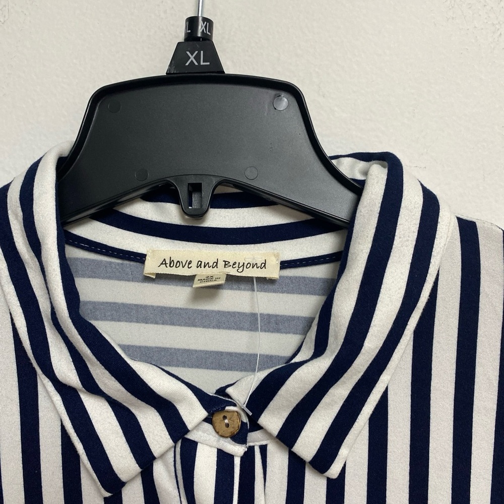 Above and Beyond Women’s Stripe Long Sleeve Front and Back Buttons Size 2 X - Picture 2 of 8